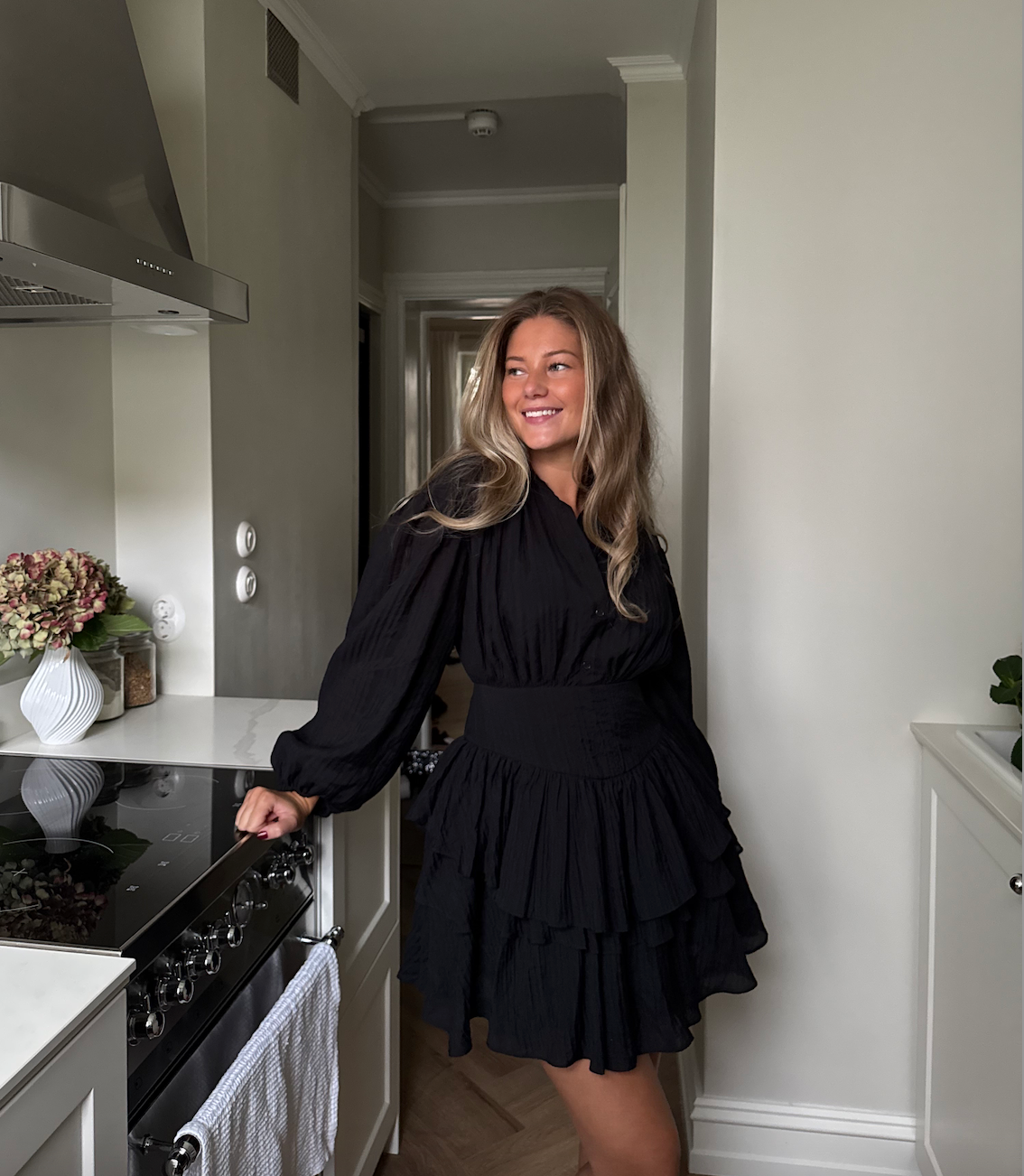 Alaya Mini Ruffle Dress - Onyx - Kjoler