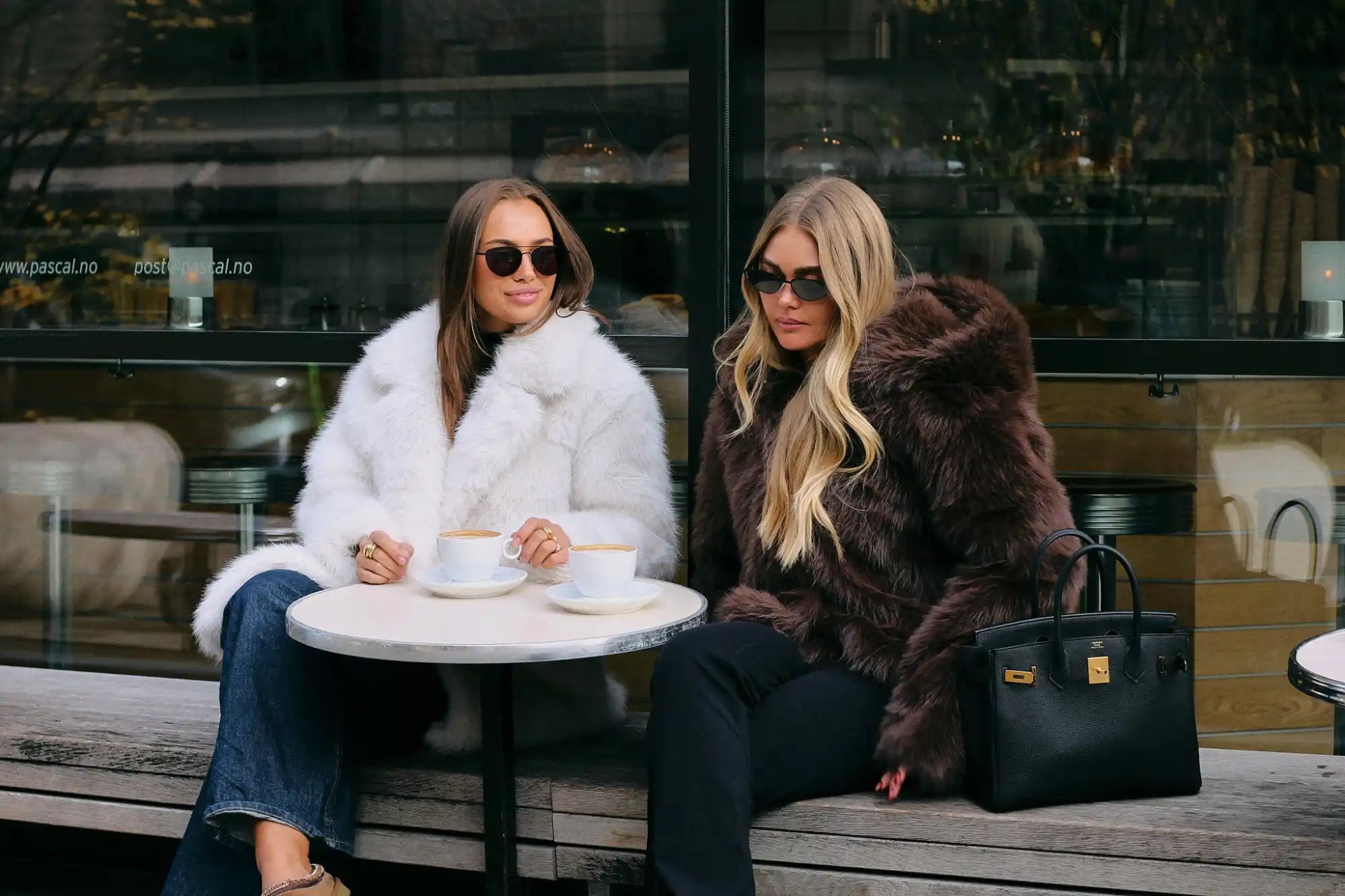 Hvitt pelsjakke med oversized krage og mansjetter, klassisk design