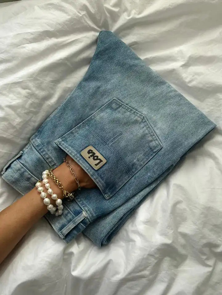 Lys blå denim jeans med et PCA merke.
