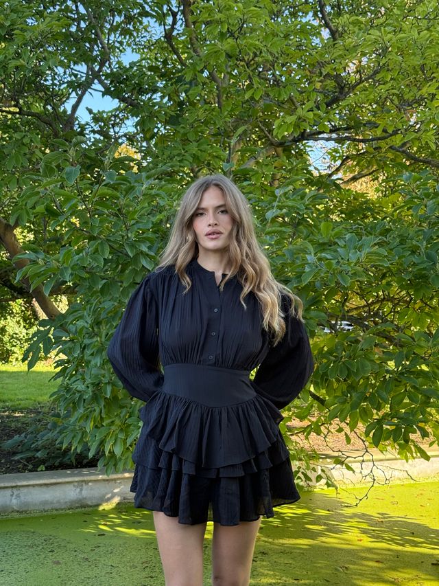 Alaya Mini Ruffle Dress - Onyx - Kjoler