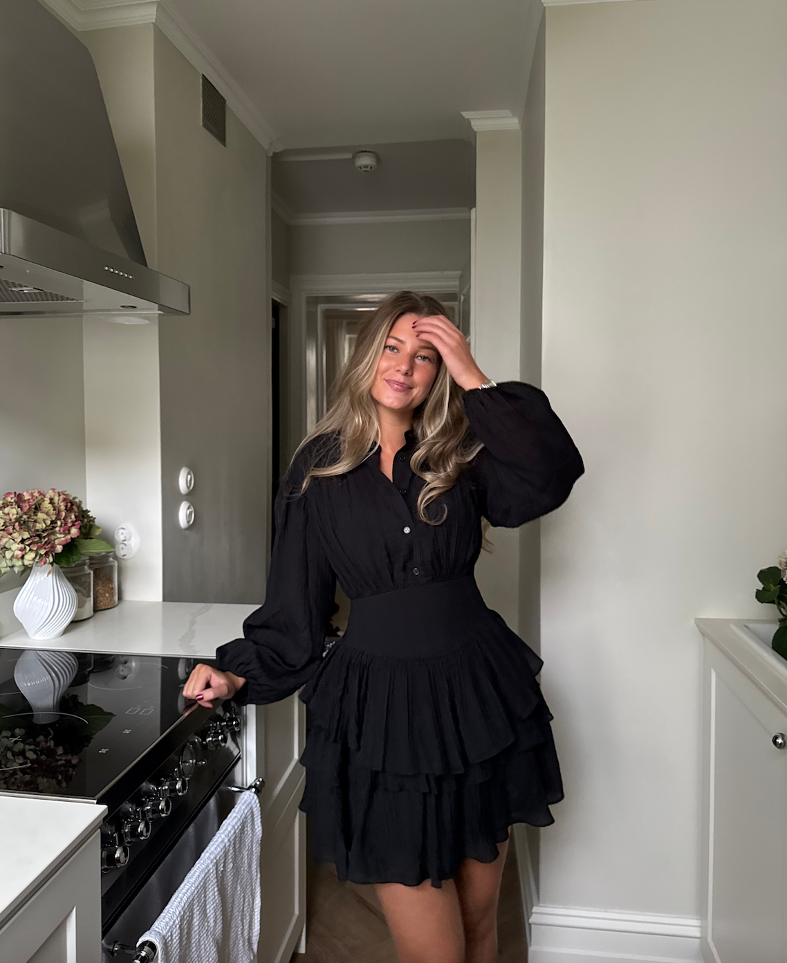 Alaya Mini Ruffle Dress - Onyx - Kjoler