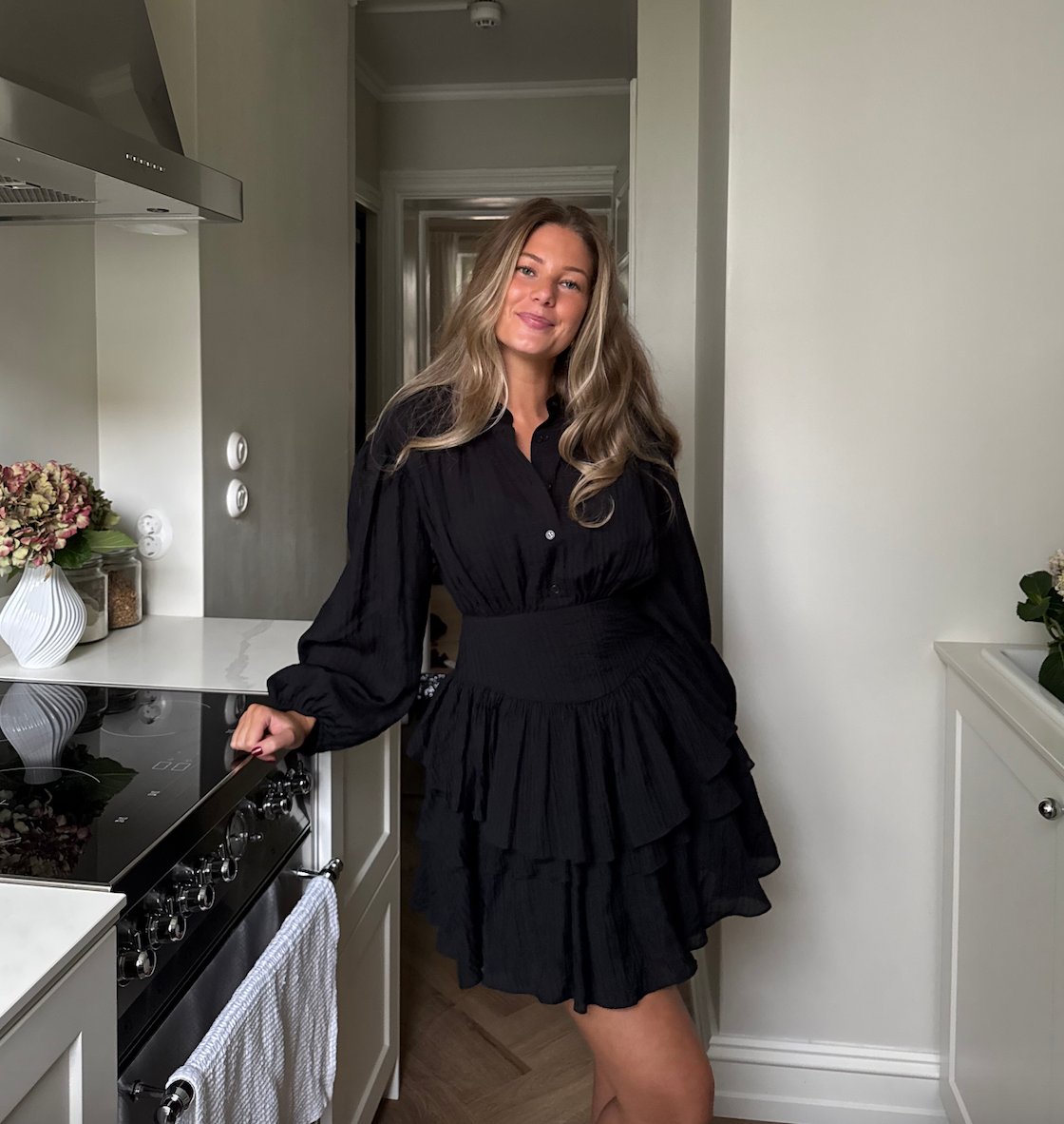 Alaya Mini Ruffle Dress - Onyx - Kjoler