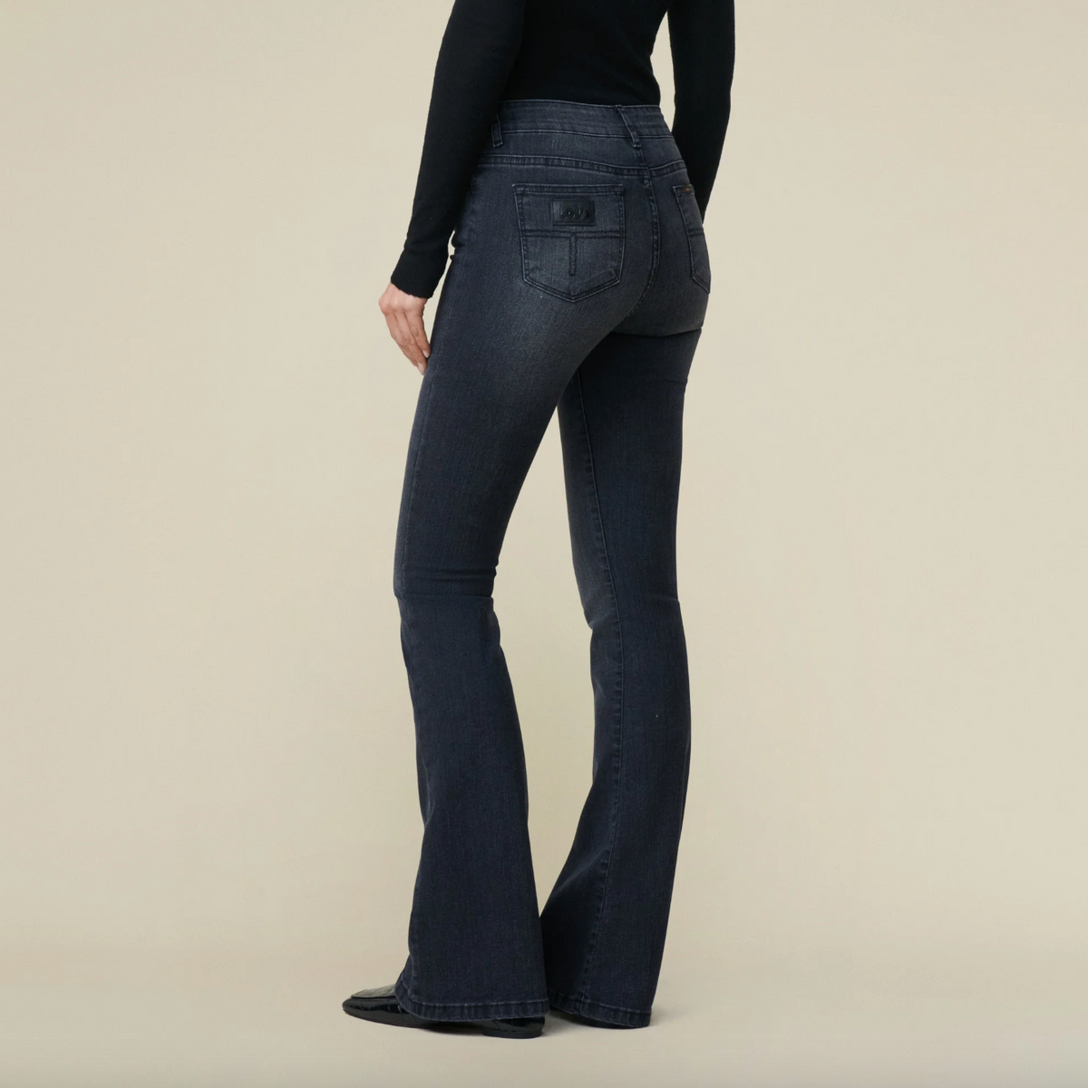 Raval-16 Donatella Black