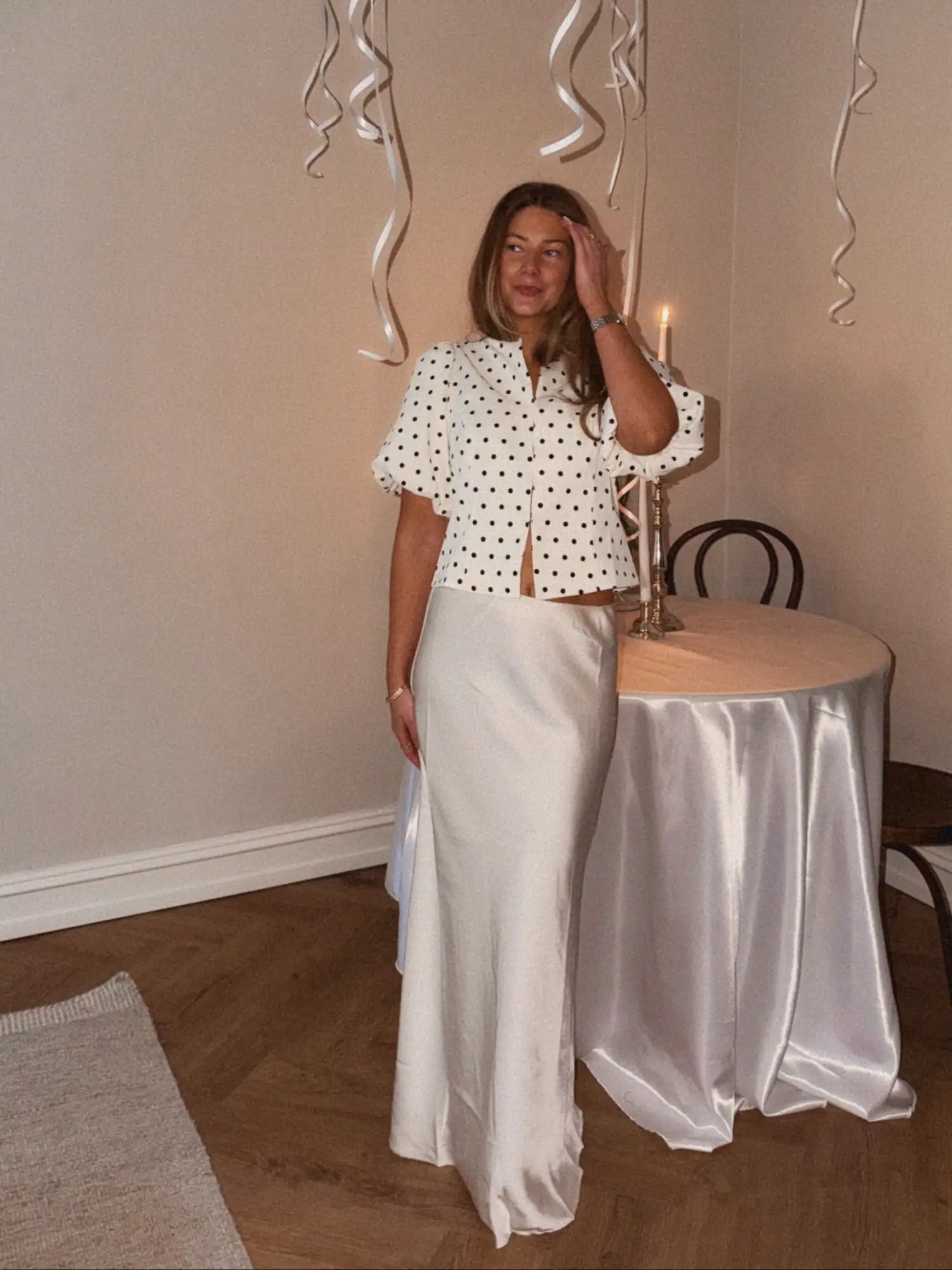 Hvit satinskjørt med høy midje og flytende silhuett