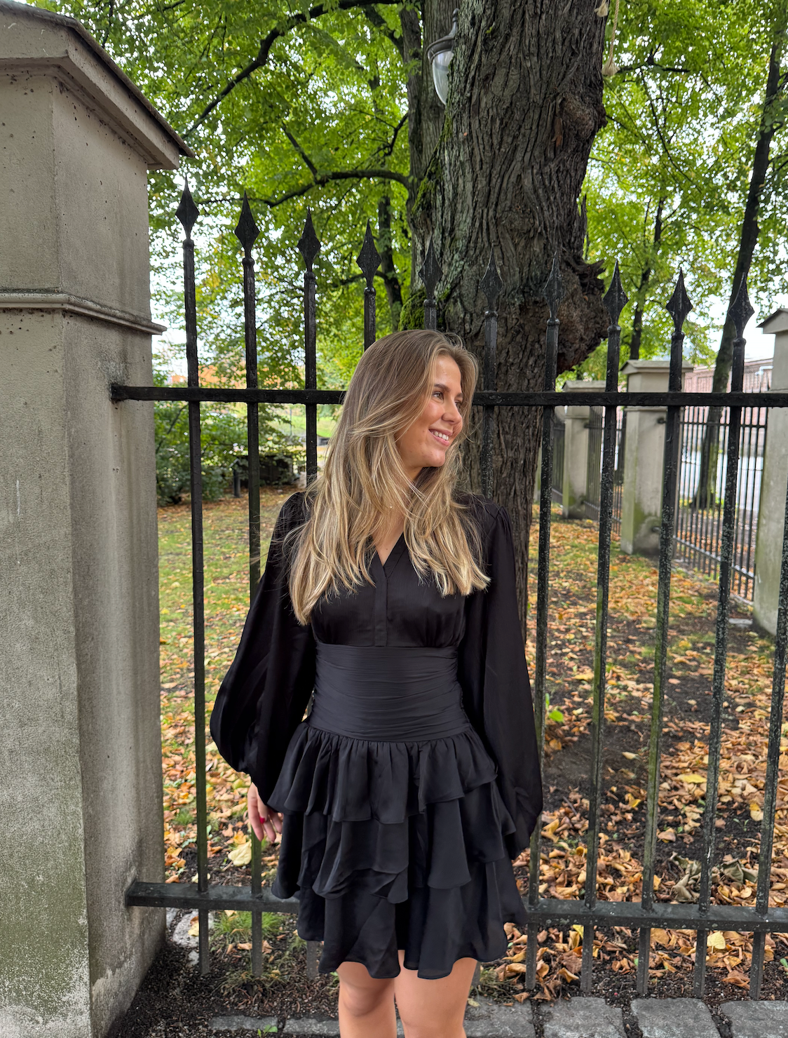 Nadine Belted Ruffle Dress Black - Kjoler