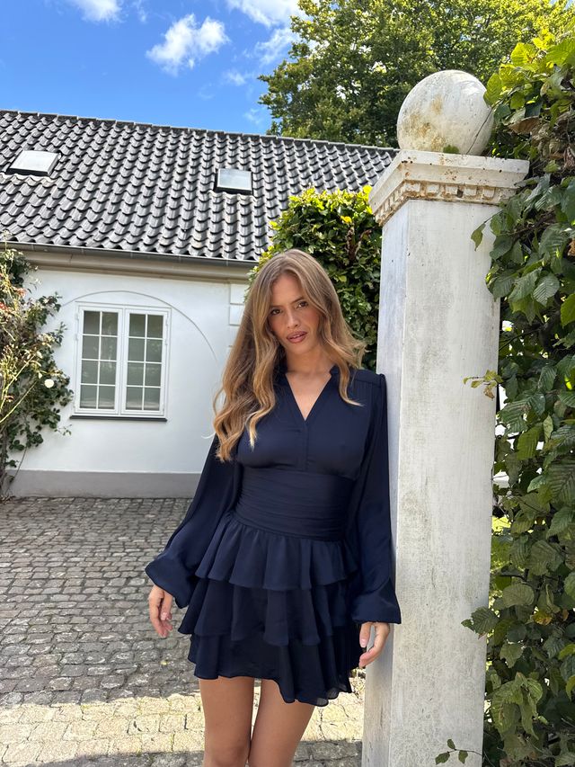 Nadine Belted Ruffle Dress - Grain Marine - Kjoler