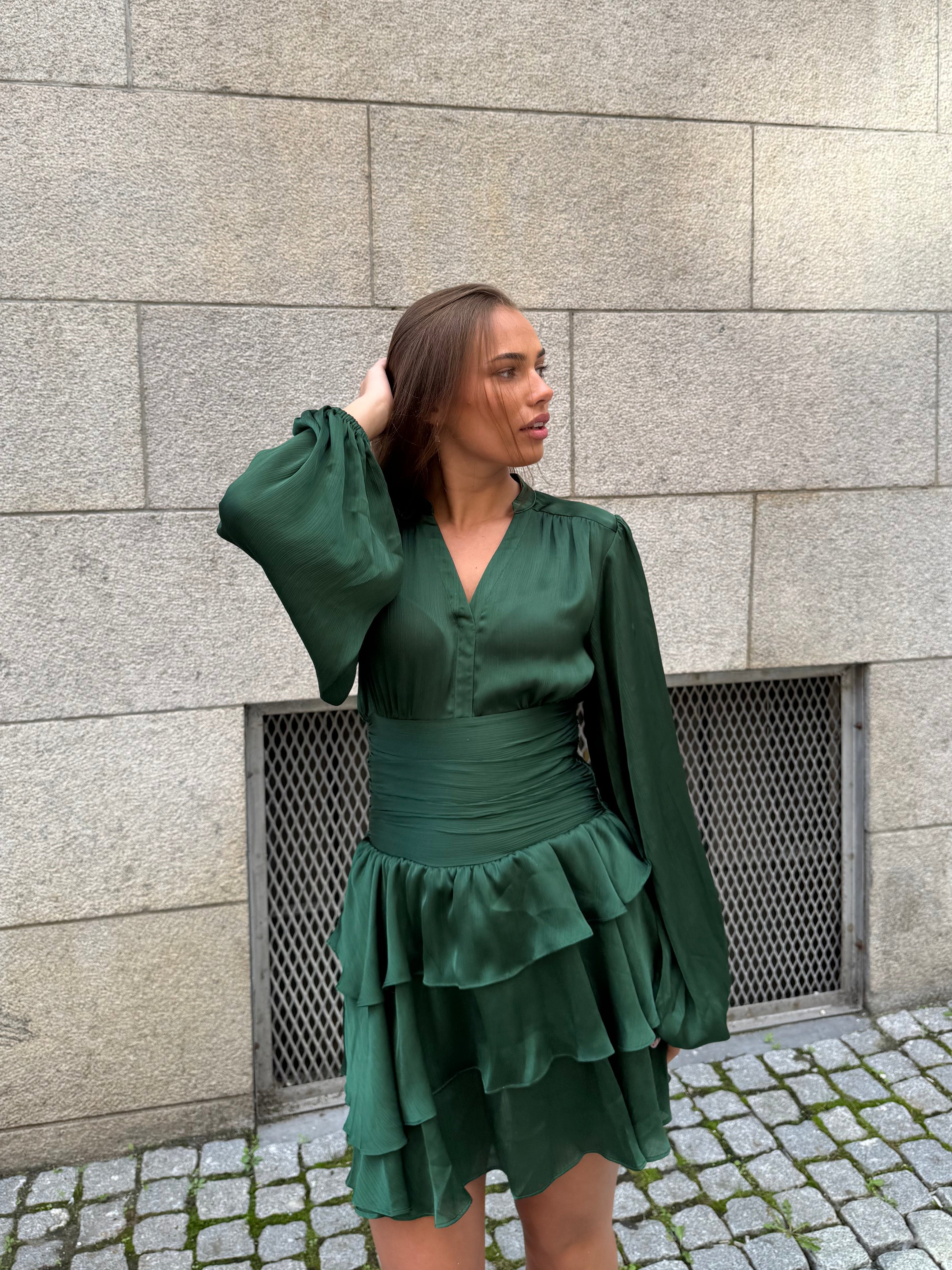 Nadine Belted Ruffle Dress - Kjoler