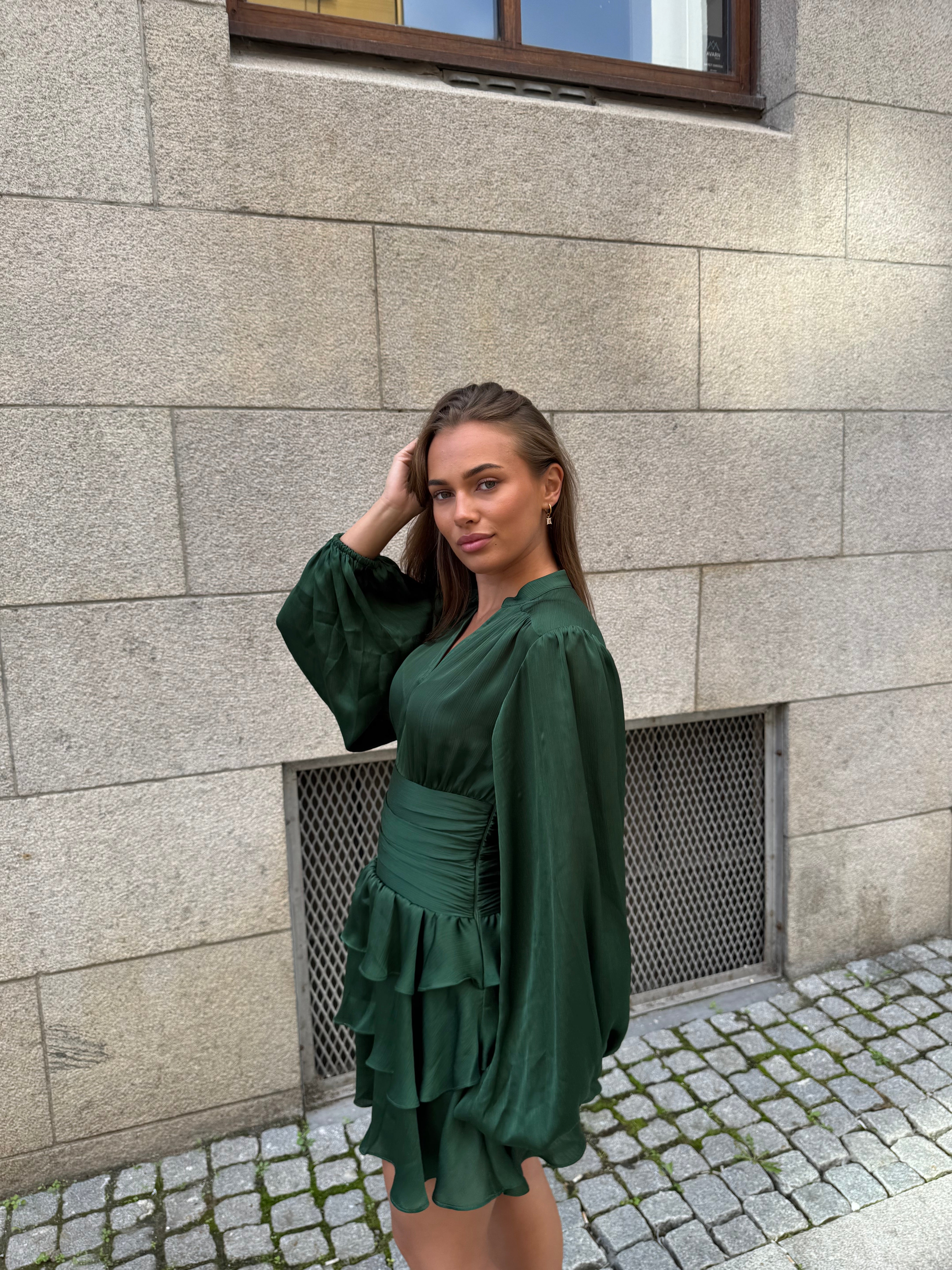 Nadine Belted Ruffle Dress - Kjoler