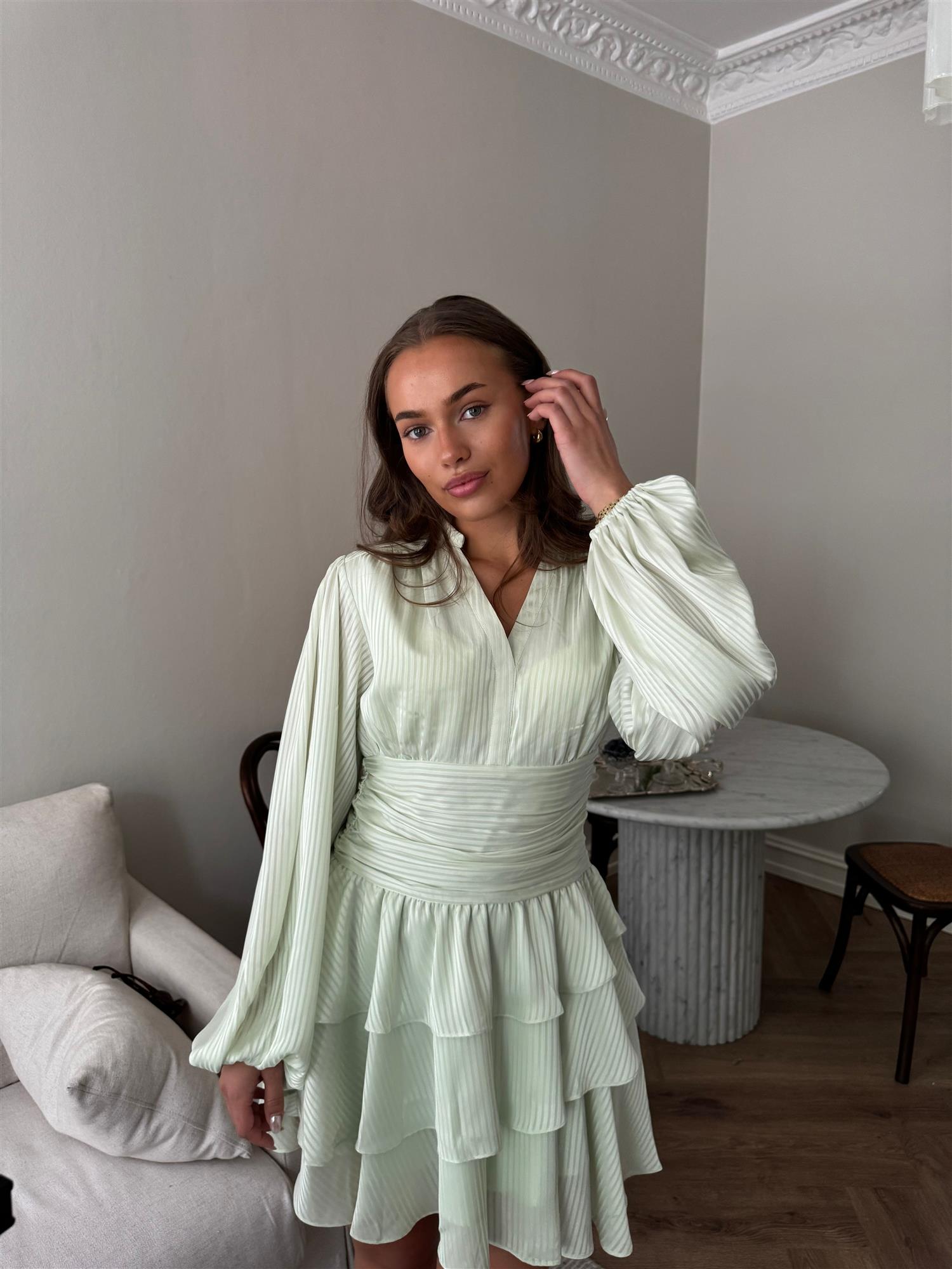 Nadine Belted Ruffle Dress - Minted Sage - Kjoler