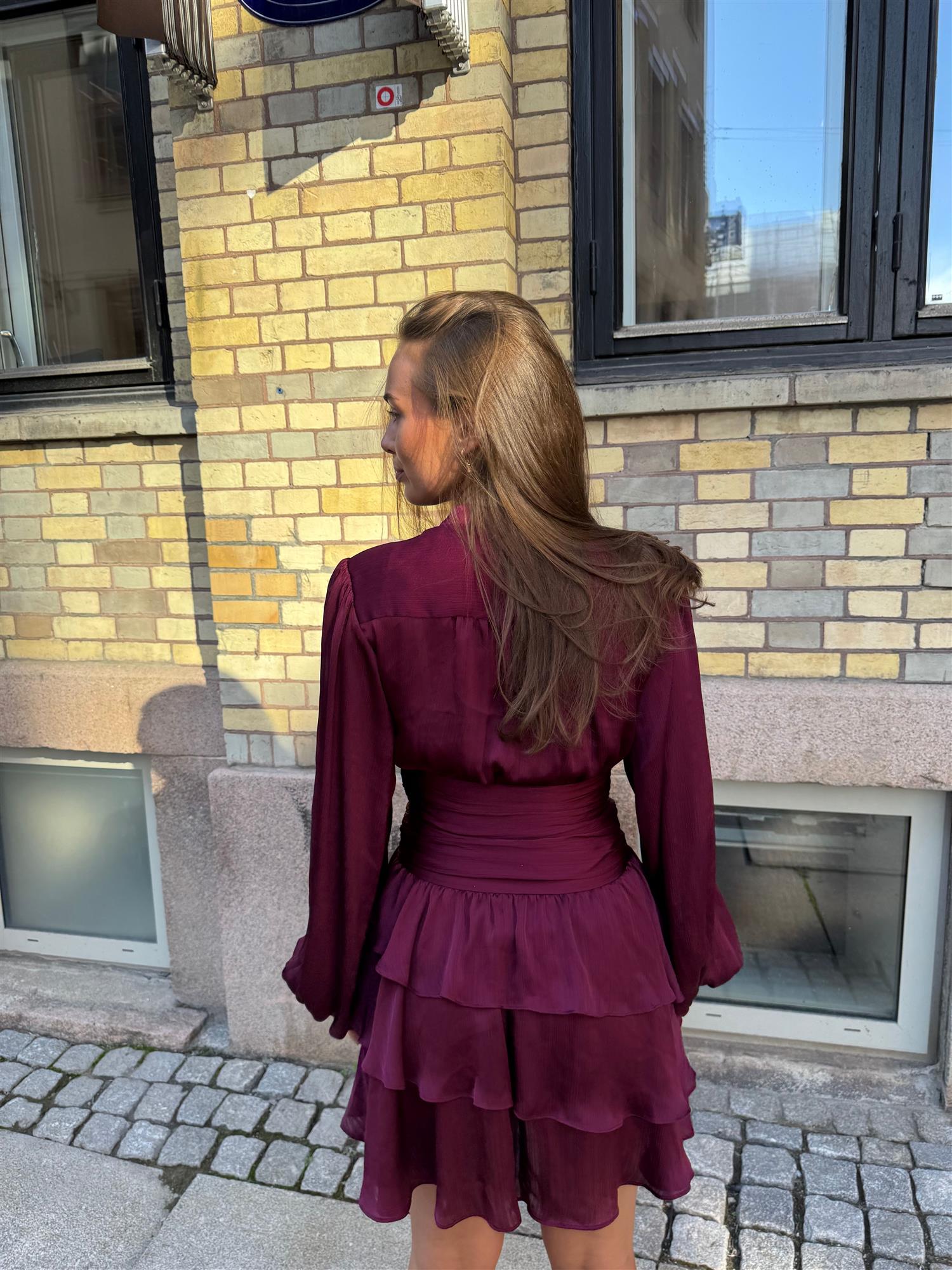 Nadine Belted Ruffle Dress - Mulberry - Kjoler