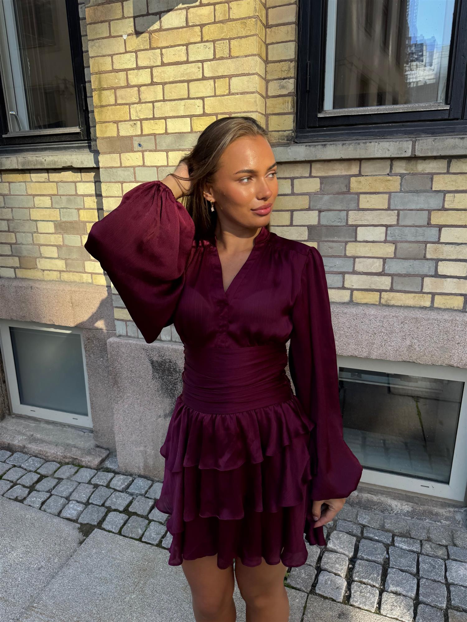 Nadine Belted Ruffle Dress - Mulberry - Kjoler