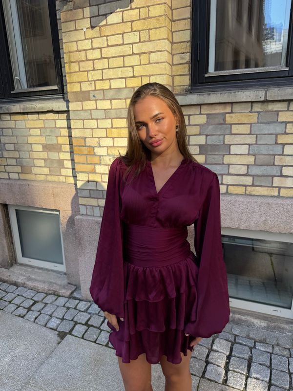 Nadine Belted Ruffle Dress - Mulberry - Kjoler