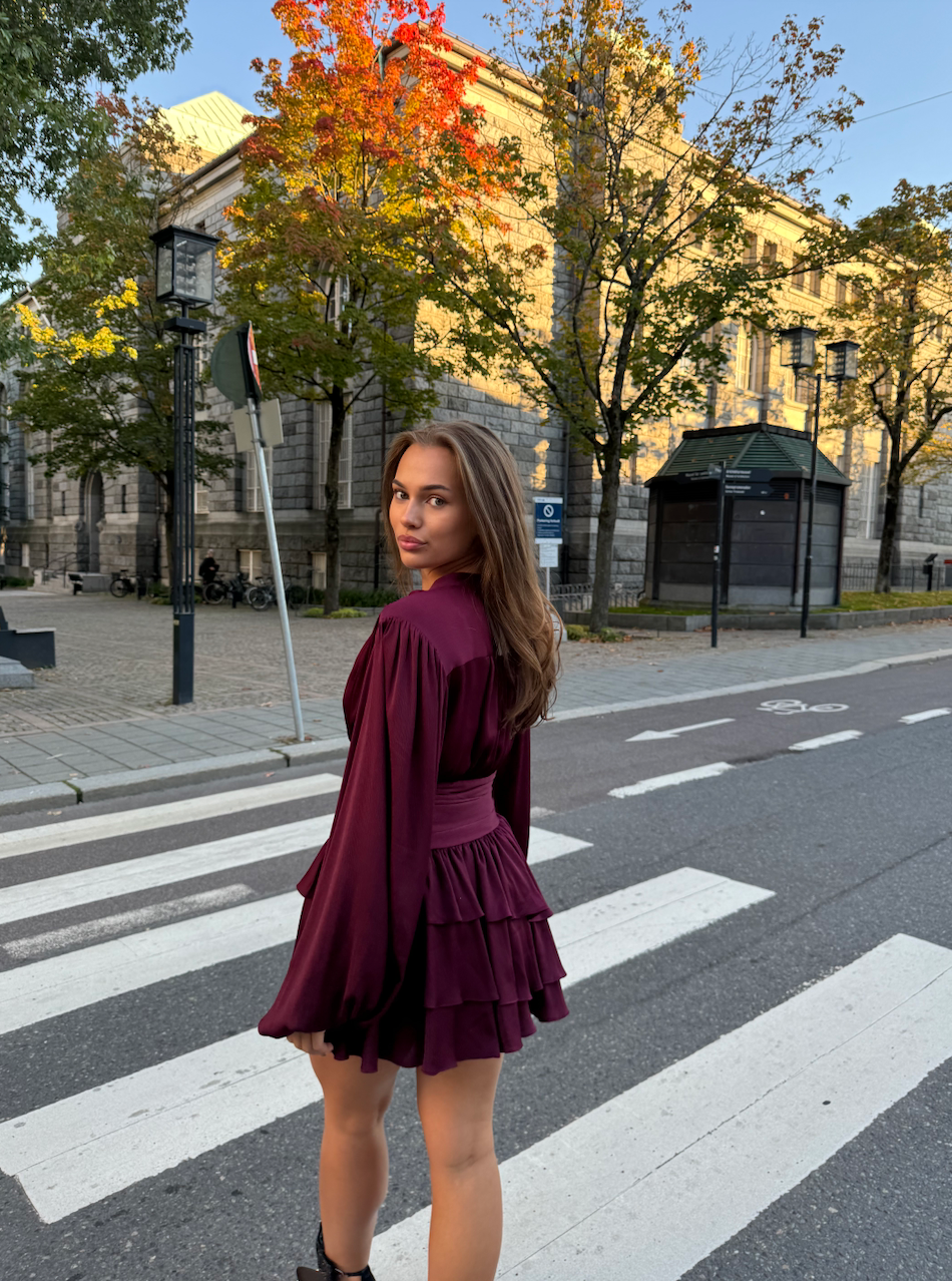 Nadine Belted Ruffle Dress - Mulberry - Kjoler