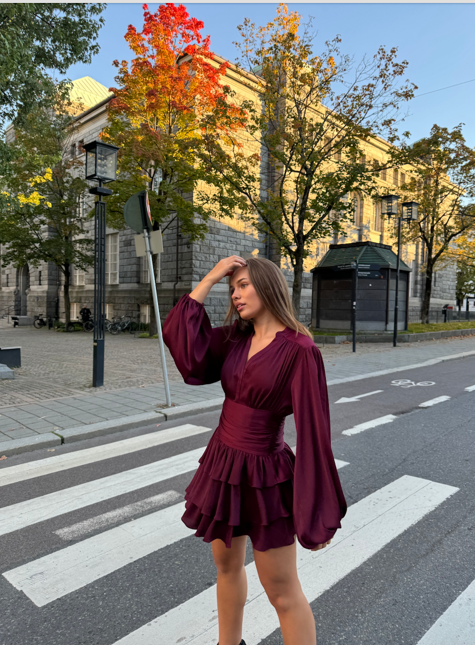 Nadine Belted Ruffle Dress - Mulberry - Kjoler