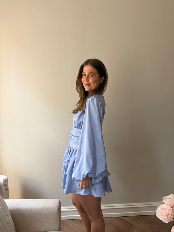 Nadine Belted Ruffle Dress - Neptune Waves - Kjoler