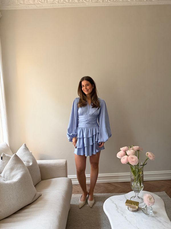 Nadine Belted Ruffle Dress - Neptune Waves - Kjoler