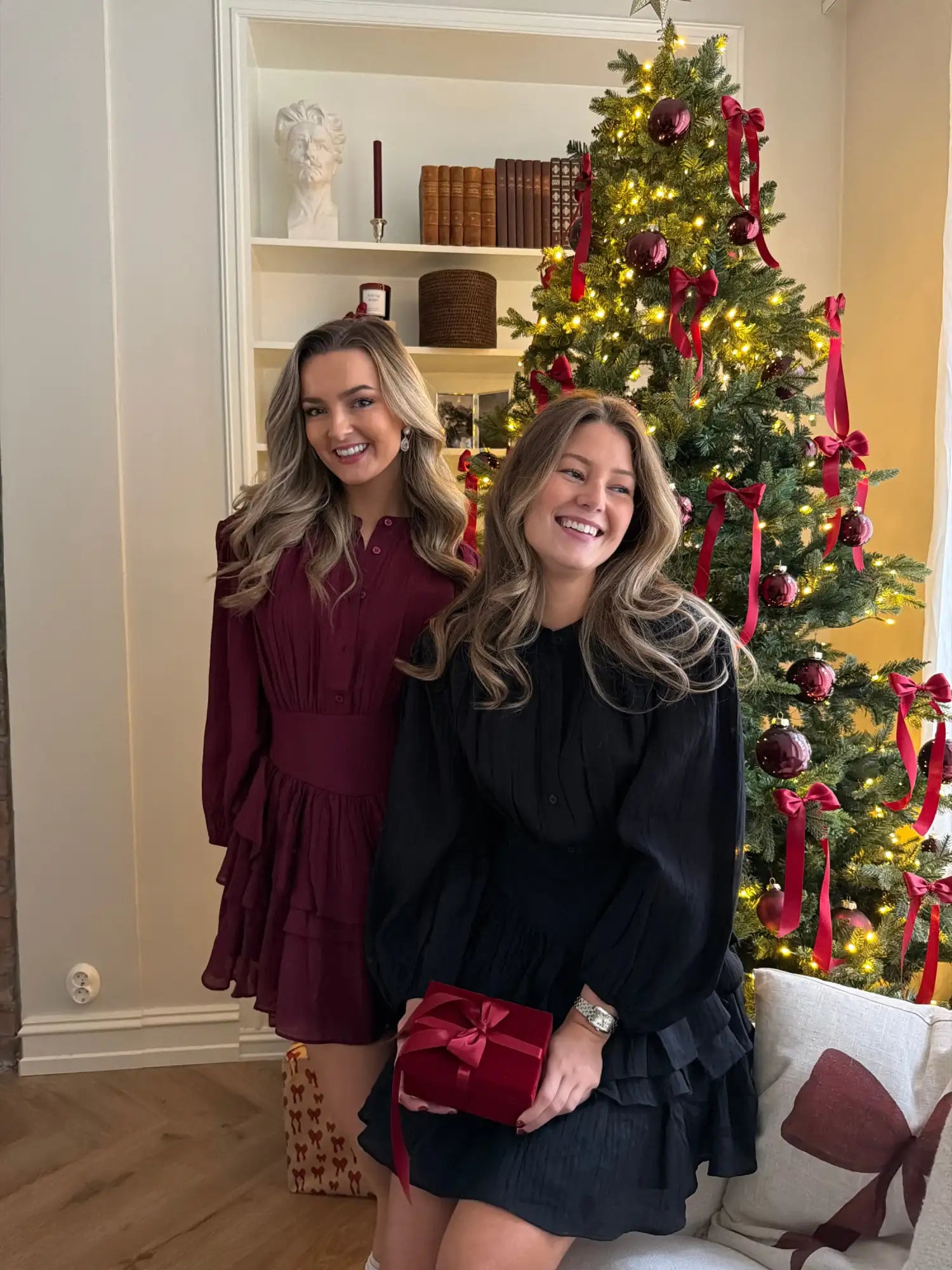 Den røde fløyelsesgaveboksen med en matchende silkebåndsbue.