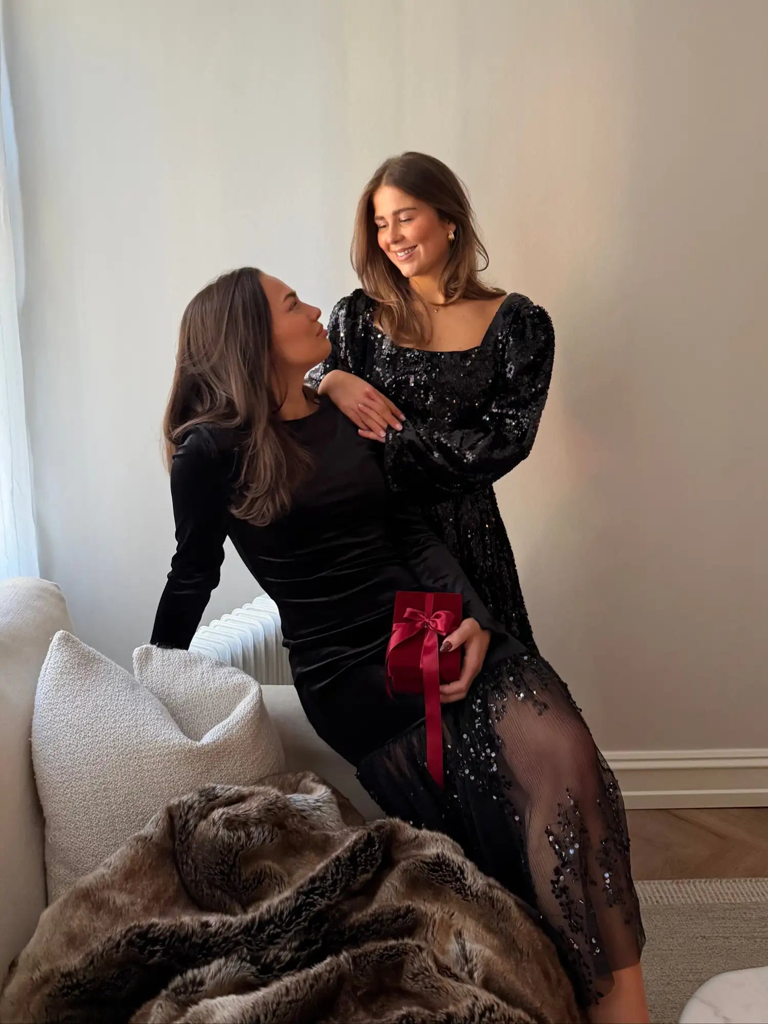 Svart fløyelskjole med rødt silkebåndsløkke