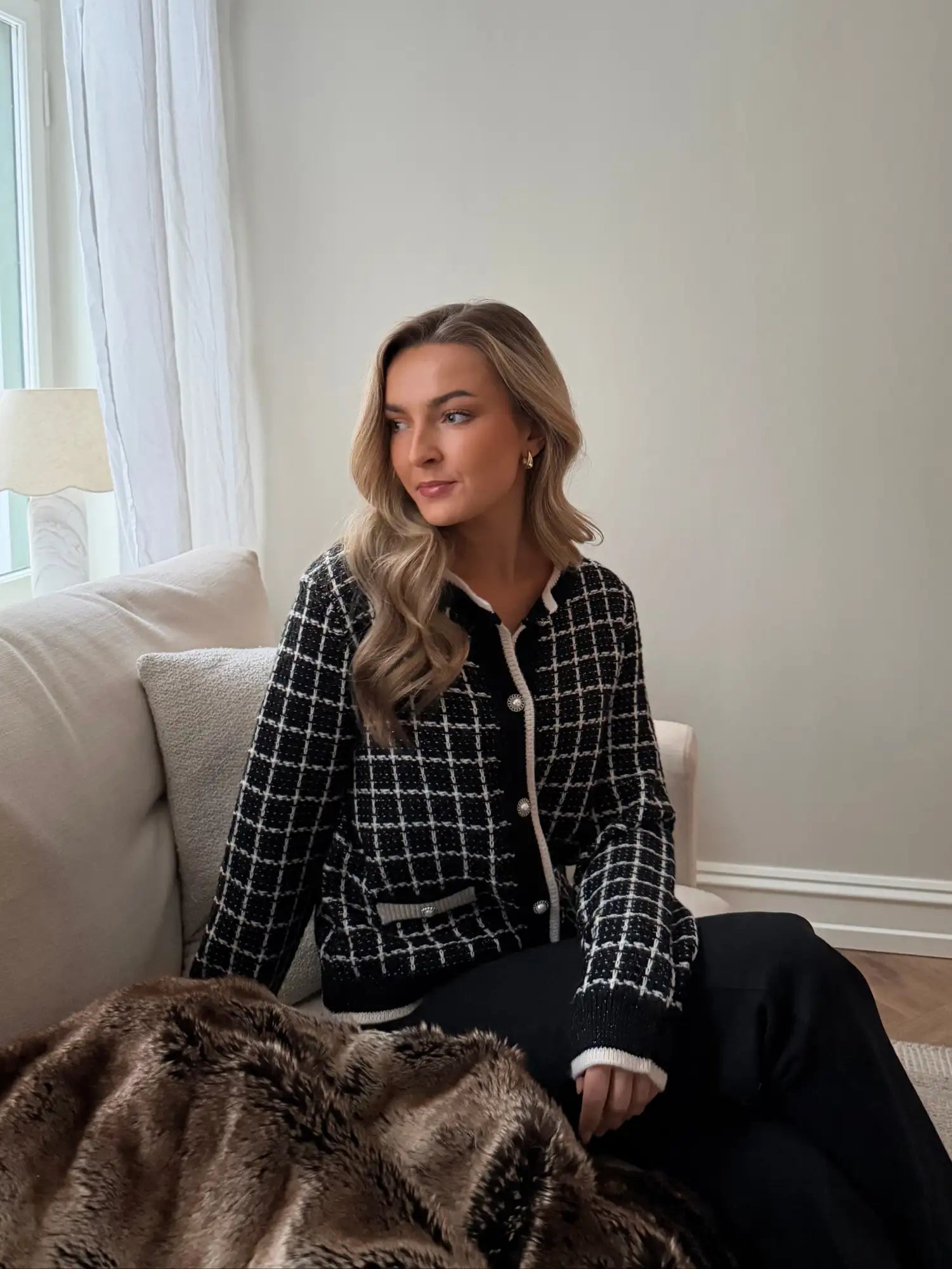 Svart og hvit tweed kardigan med klassisk rutemønster, knappeslutt og ribbete manchetter.