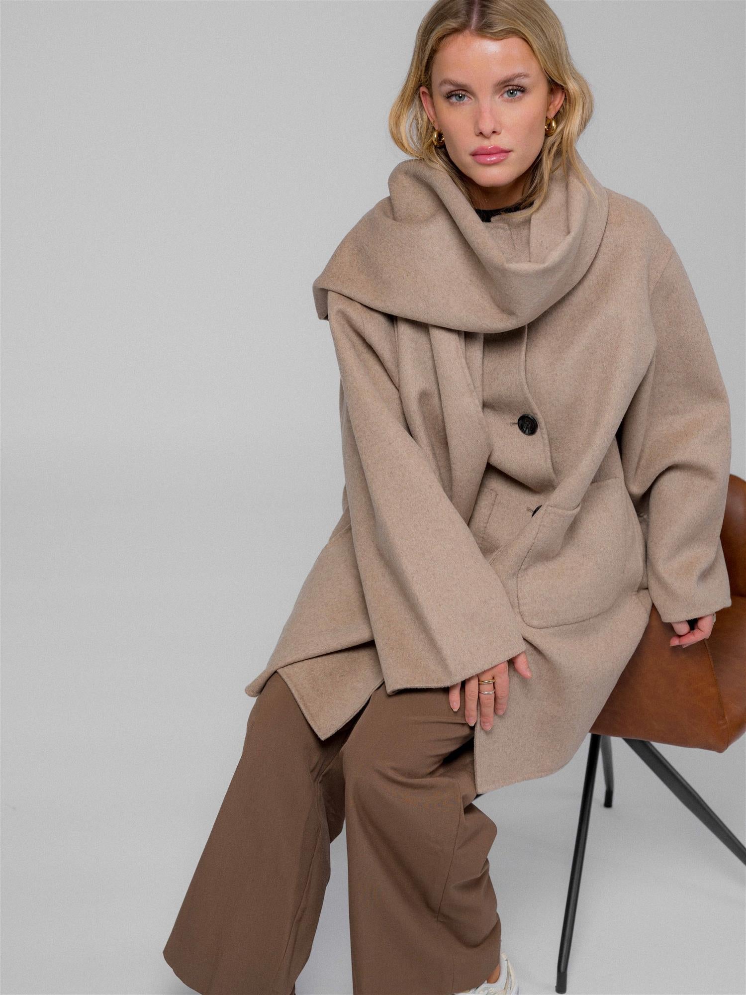 Sandy Wool Coat With Scarf - Jakker